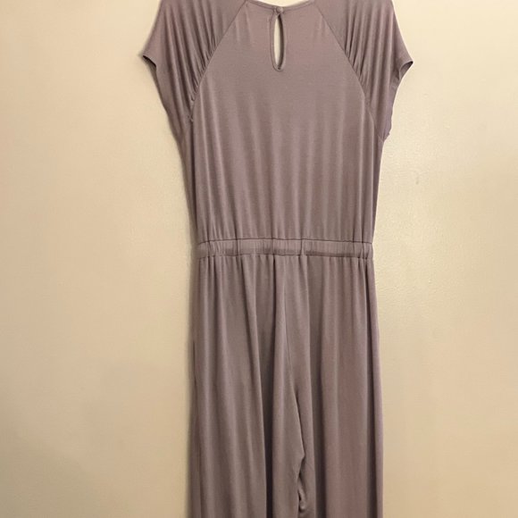 Venus Short sleeve tan jumpsuit, V neckline, two pockets, elastic hem on pant - Picture 4 of 7